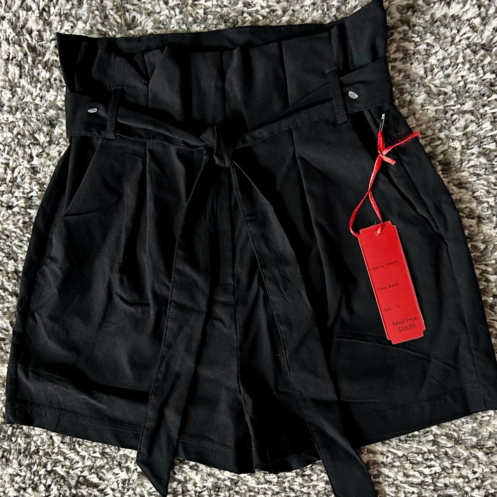 Junior shorts,Size 7, (28”Waist)NWT, Black, cinched waist with Tie front,Stretch